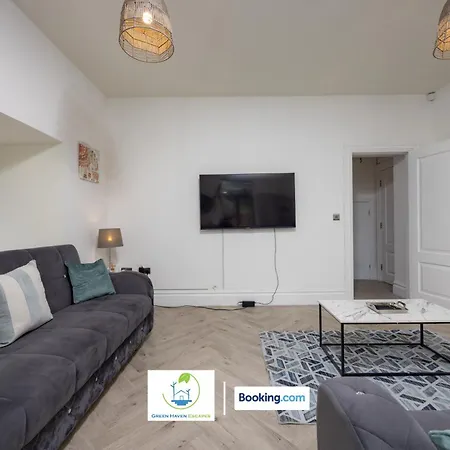 2 Bedroom By Haven Escapes Short Lets & Serviced In With Free Wifi & Parking דירה