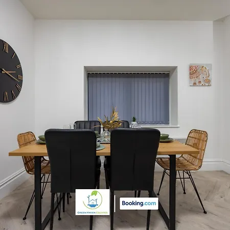 2 Bedroom By Haven Escapes Short Lets & Serviced In With Free Wifi & Parking דירה
