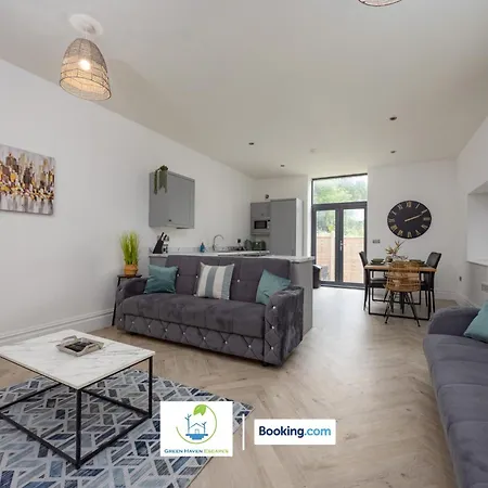 2 Bedroom By Haven Escapes Short Lets & Serviced In With Free Wifi & Parking Apartment *