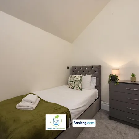 2 Bedroom By Haven Escapes Short Lets & Serviced In With Free Wifi & Parking Apartment *