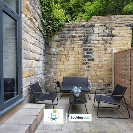 2 Bedroom By Haven Escapes Short Lets & Serviced In With Free Wifi & Parking לידס