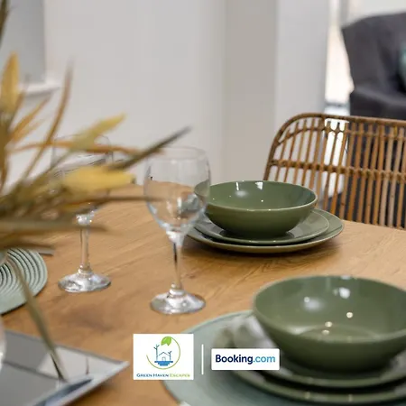 דירה 2 Bedroom By Haven Escapes Short Lets & Serviced In With Free Wifi & Parking *