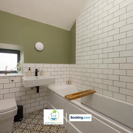 2 Bedroom By Haven Escapes Short Lets & Serviced In With Free Wifi & Parking * Leeds (West Yorkshire)