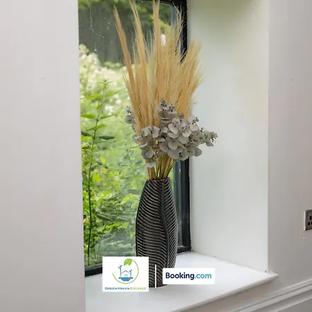 2 Bedroom By Haven Escapes Short Lets & Serviced In With Free Wifi & Parking *