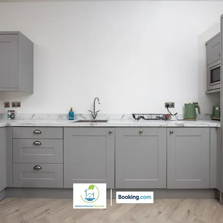 2 Bedroom By Haven Escapes Short Lets & Serviced In With Free Wifi & Parking לידס