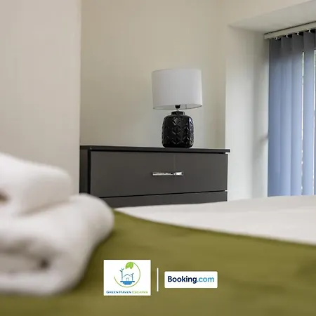 2 Bedroom By Haven Escapes Short Lets & Serviced In With Free Wifi & Parking