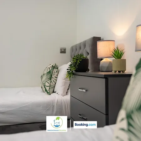 2 Bedroom By Haven Escapes Short Lets & Serviced In With Free Wifi & Parking * לידס