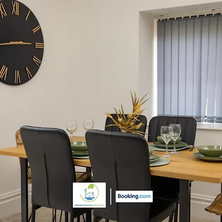 2 Bedroom By Haven Escapes Short Lets & Serviced In With Free Wifi & Parking Apartment *