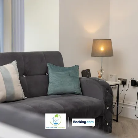 דירה 2 Bedroom By Haven Escapes Short Lets & Serviced In With Free Wifi & Parking *