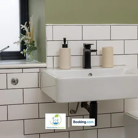 2 Bedroom By Haven Escapes Short Lets & Serviced In With Free Wifi & Parking