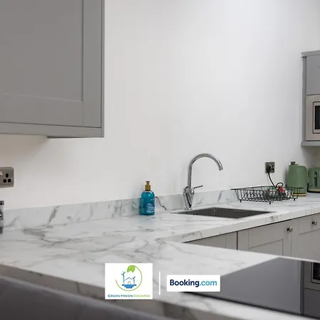 2 Bedroom By Haven Escapes Short Lets & Serviced In With Free Wifi & Parking * לידס