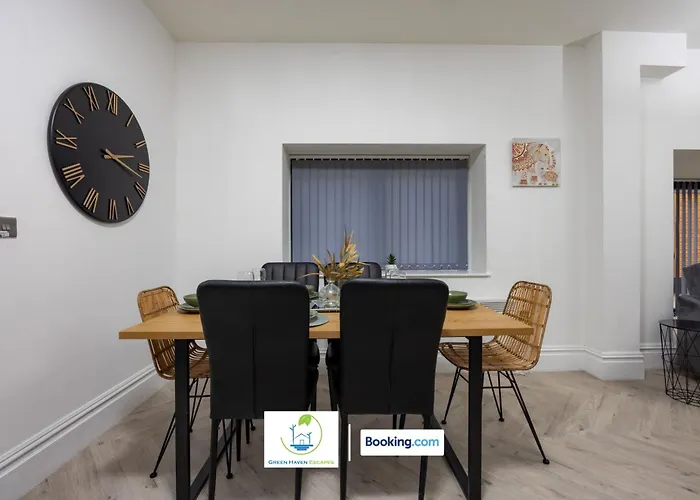 2 Bedroom By Haven Escapes Short Lets & Serviced In With Free Wifi & Parking Apartment