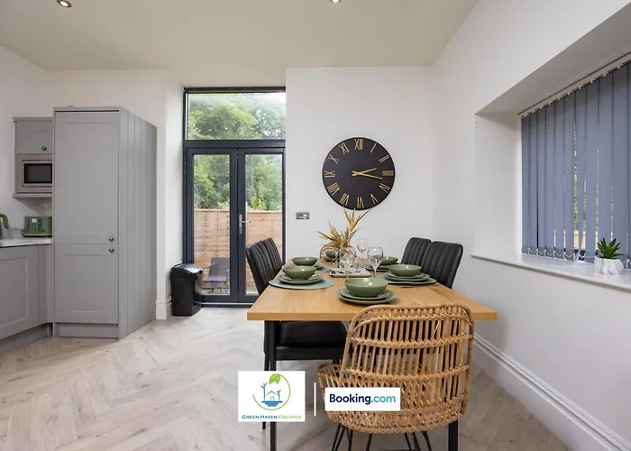 2 Bedroom By Haven Escapes Short Lets & Serviced In With Free Wifi & Parking Apartment