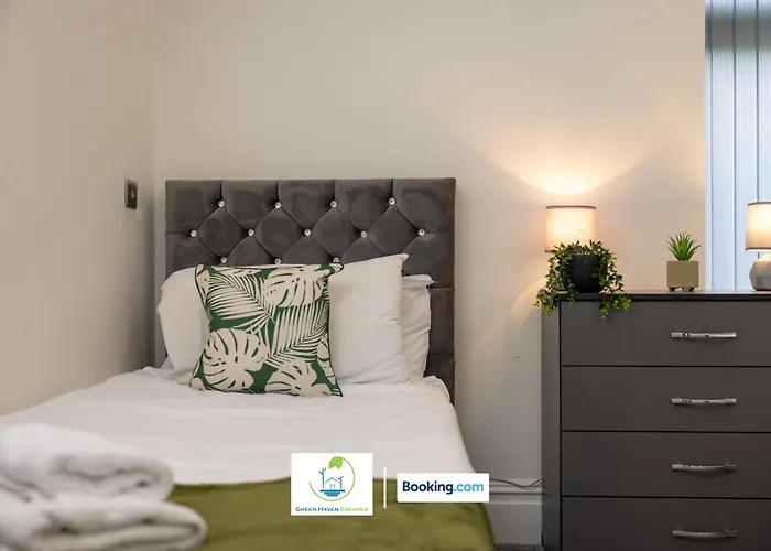 2 Bedroom By Haven Escapes Short Lets & Serviced In With Free Wifi & Parking