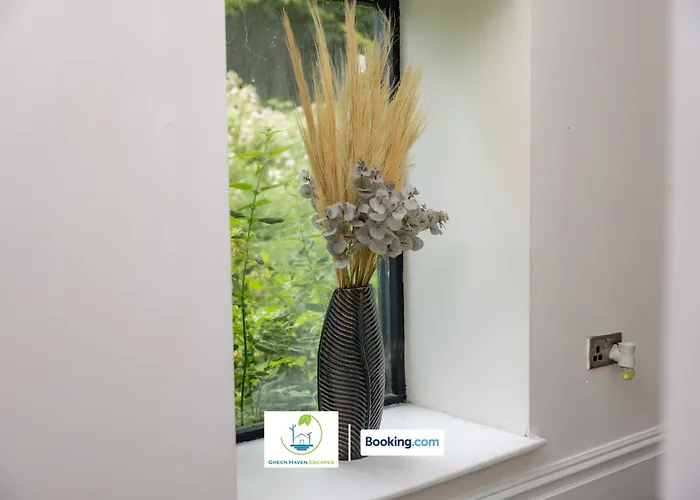 2 Bedroom By Haven Escapes Short Lets & Serviced In With Free Wifi & Parking *