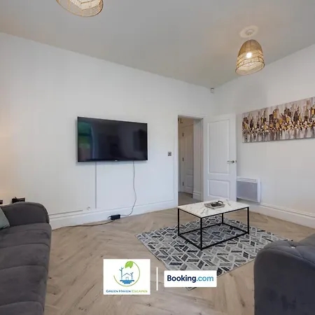 Appartement 2 Bedroom By Haven Escapes Short Lets & Serviced In With Free Wifi & Parking *