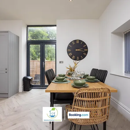2 Bedroom By Haven Escapes Short Lets & Serviced In With Free Wifi & Parking Apartmán