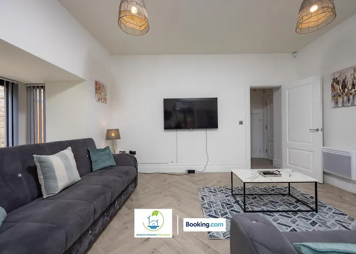 2 Bedroom By Haven Escapes Short Lets & Serviced In With Free Wifi & Parking Appartement