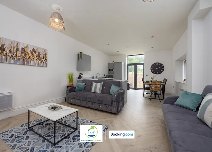 2 Bedroom By Haven Escapes Short Lets & Serviced In With Free Wifi & Parking Appartement *