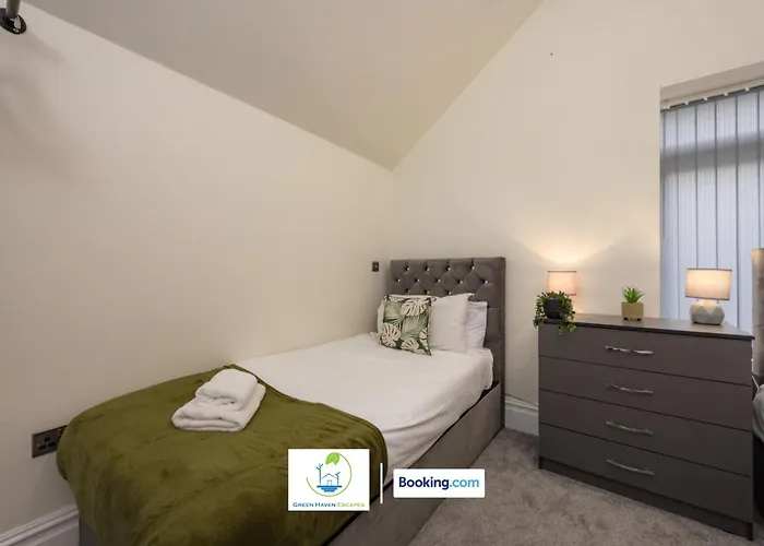 2 Bedroom By Haven Escapes Short Lets & Serviced In With Free Wifi & Parking Appartement *