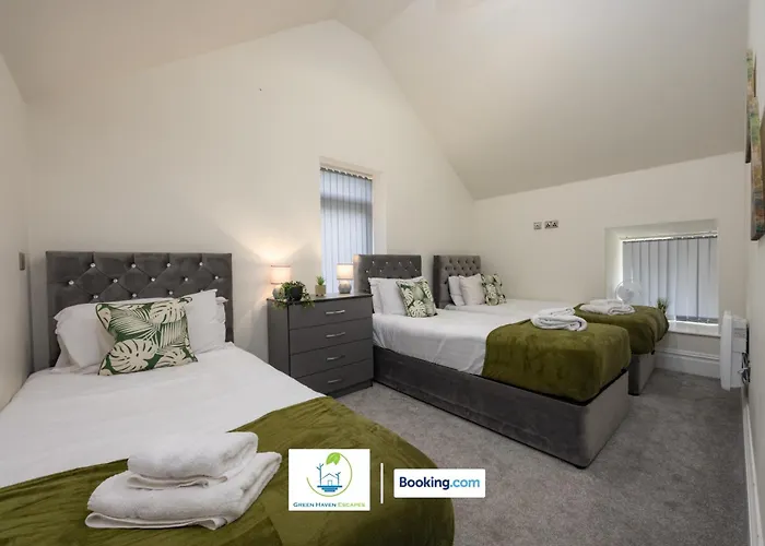 2 Bedroom By Haven Escapes Short Lets & Serviced In With Free Wifi & Parking *