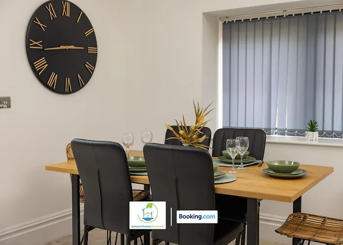 2 Bedroom By Haven Escapes Short Lets & Serviced In With Free Wifi & Parking Appartement *