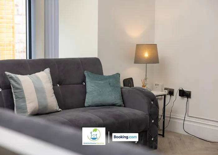 Appartement 2 Bedroom By Haven Escapes Short Lets & Serviced In With Free Wifi & Parking *
