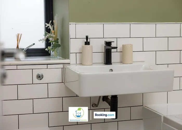 2 Bedroom By Haven Escapes Short Lets & Serviced In With Free Wifi & Parking